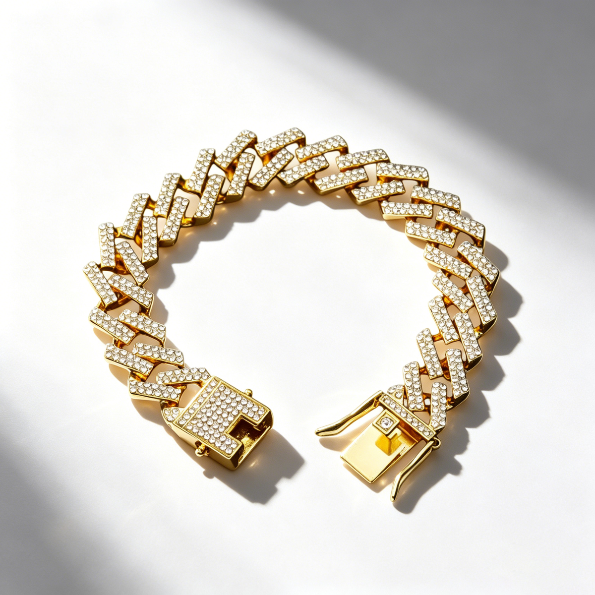 Diamond-studded rhombus bracelet