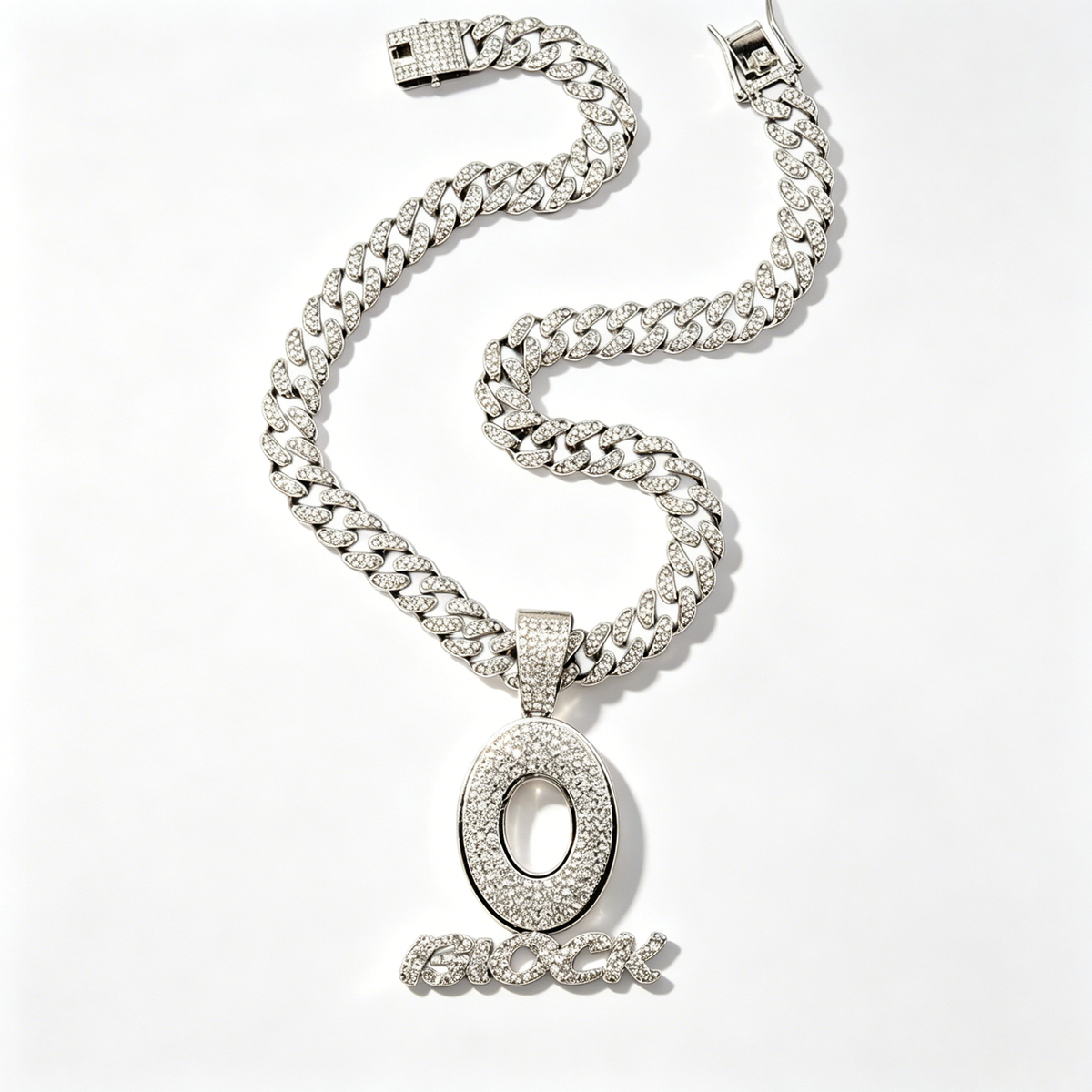 O-letter pendant necklace