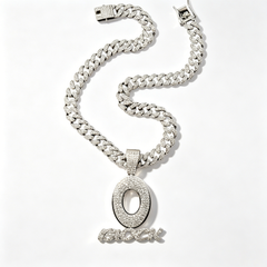 O-letter pendant necklace