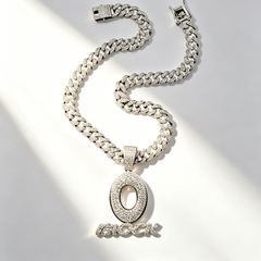 O-letter pendant necklace